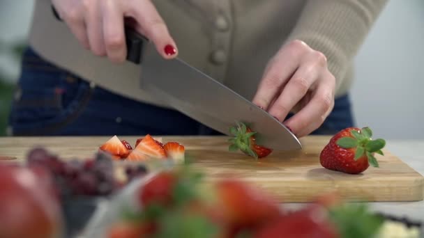 Vrouw snijden aardbeien — Stockvideo