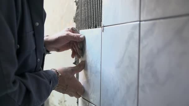 Ceramista prende telha cerâmica — Vídeo de Stock