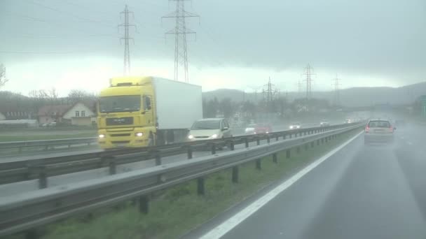 Auto's op de andere kant van de snelweg rijden — Stockvideo