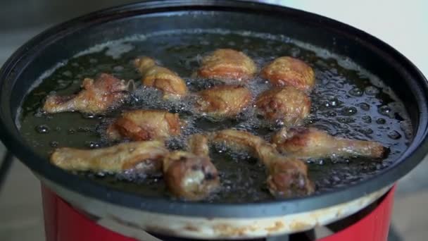 Viande de poulet frite dans une poêle — Video