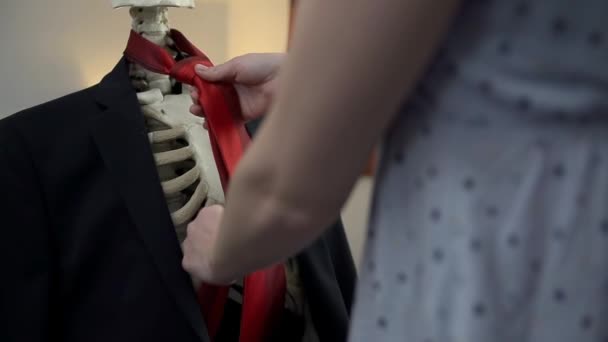 Woman Dressing up the skeleton — Stock Video