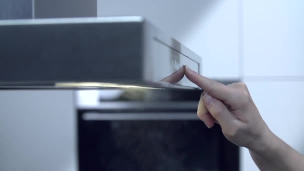 La personne commence l'unité de climatisation 