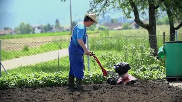 Az ember a mező szántás — Stock videók