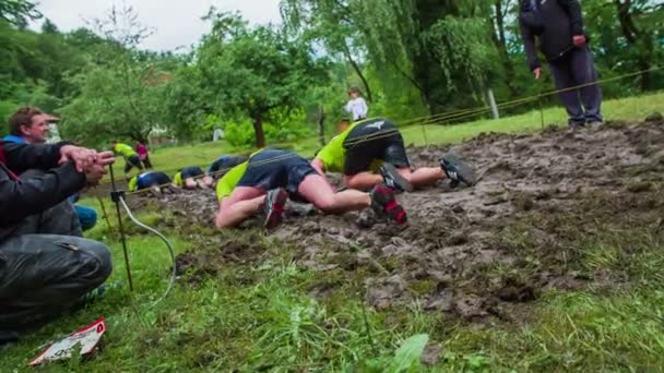 Team kriecht durch Schlamm — Stockvideo