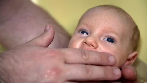 Baby bekommt ein Bad — Stockvideo