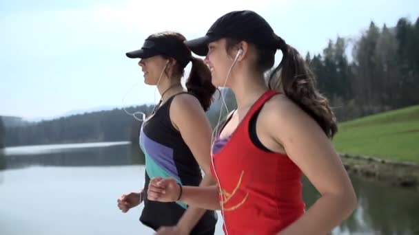 Chicas corriendo en pista rocosa . — Vídeo de stock