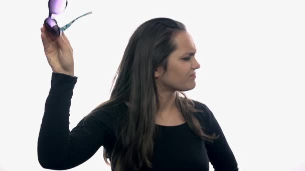 Mujer joven poniendo la mano en la frente — Vídeos de Stock