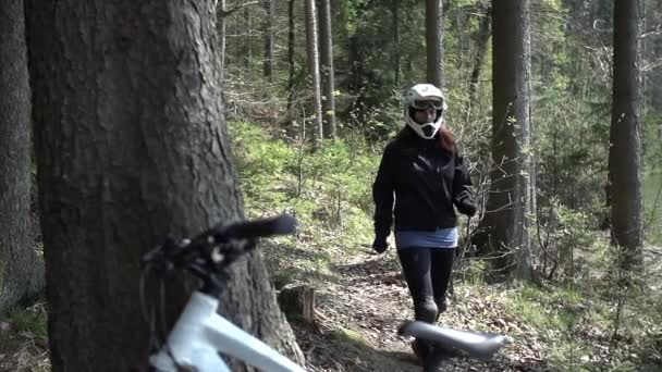 Downhill racer  clapping with her hands — Stock Video