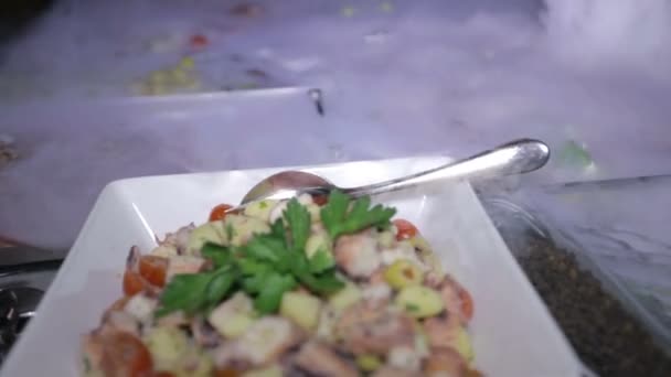 Tablo catering üzerinde azot beyaz bulut — Stok video