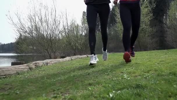 Dos mujeres en forma corriendo — Vídeos de Stock