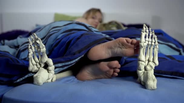 Woman sleeping  with skeleton — Stock Video