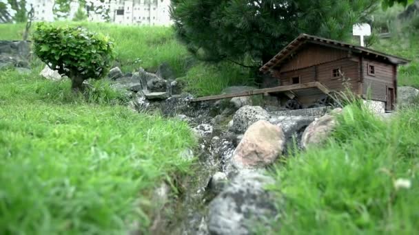 Модель старого деревянного коттеджа — стоковое видео