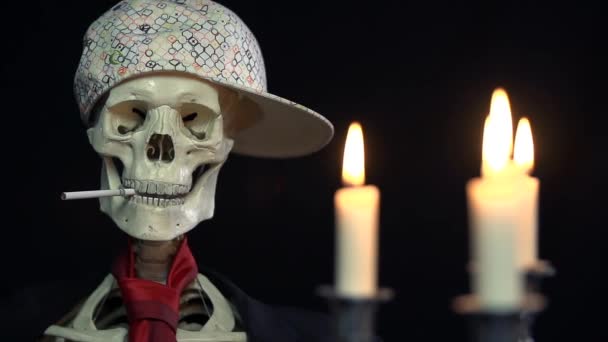 Skeleton in  gangster hat smoking — Stock Video