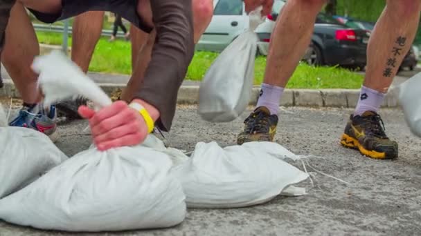 Ağırlık çantaları seçmek ve onları taşıyan insanlar — Stok video