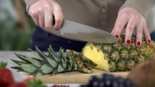 Manos empezando a cortar la piña — Vídeos de Stock