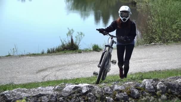 Pilote de descente poussant le vélo — Video