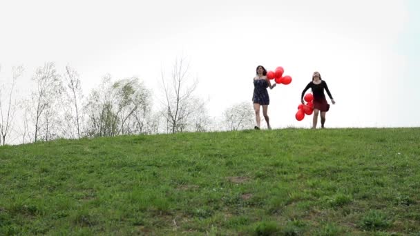 Jeunes femmes avec des ballons courir — Video