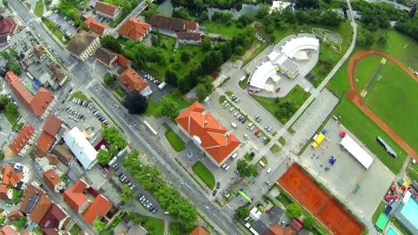 Cykellopp genom Vrhnika staden i Slovenien — Stockvideo