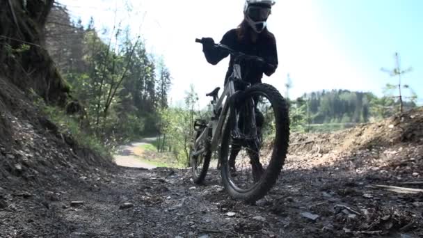 Motorista downhill empurrando a moto — Vídeo de Stock