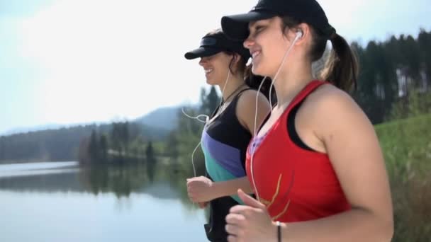 Chicas atractivas corriendo — Vídeo de stock