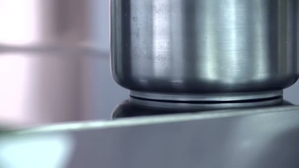 O pote é removido de um fogão de indução preto — Vídeo de Stock