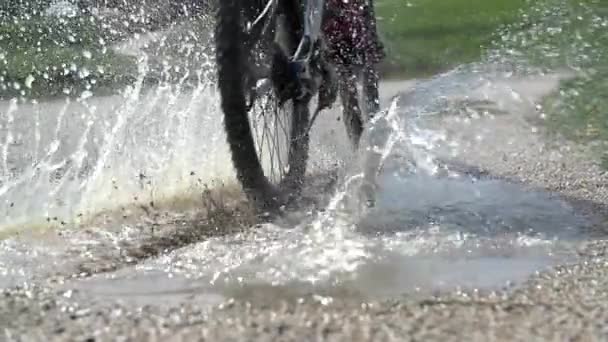 Mulher andando de bicicleta — Vídeo de Stock