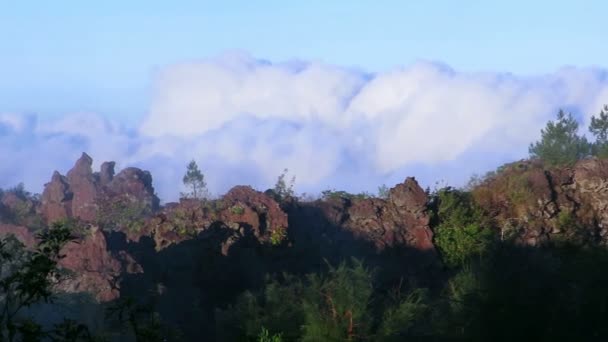 Mount Batur über aktivem Vulkan — Stockvideo