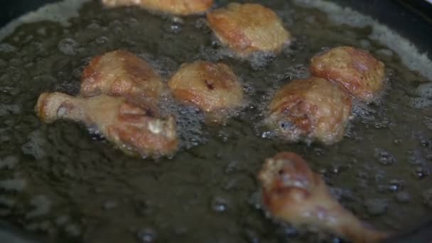 Куриное мясо жарится в подсолнечном масле — стоковое видео