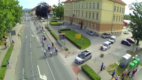 Ciclistas corriendo por el camino en Vrhnika — Vídeos de Stock