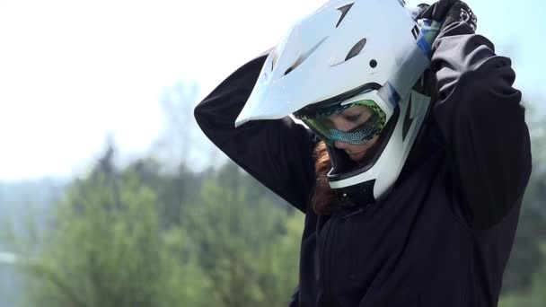 Professionele biker bril op te zetten — Stockvideo