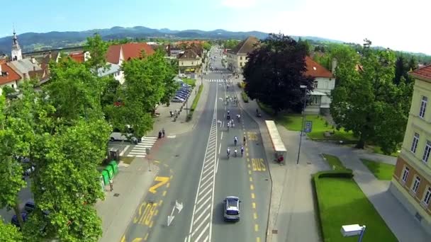 Cyklister racing på vägen i Vrhnika — Stockvideo