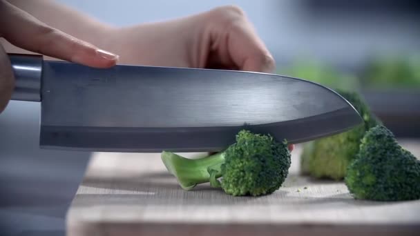 Donna che taglia broccoli — Video Stock