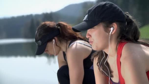 Frauen bereiten sich auf das Laufen vor — Stockvideo