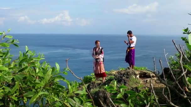 A man and a woman standing on cliff's edge — Stock Video