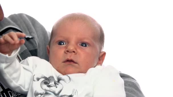Pequeño bebé bostezando — Vídeo de stock