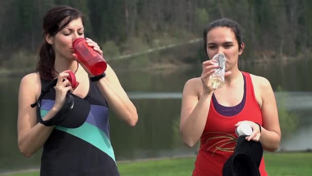 Chicas tomando freno — Vídeo de stock