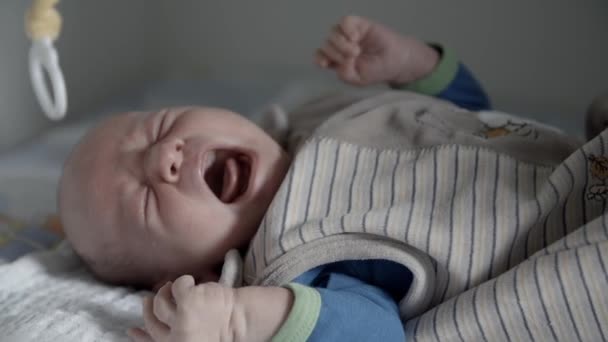 Младенец плачет в кровати — стоковое видео