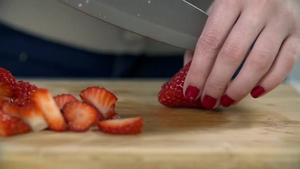 Kadın strawberies Dilimleme — Stok video