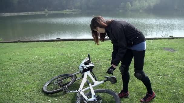 Biker preparing bicycle for race — Stock Video