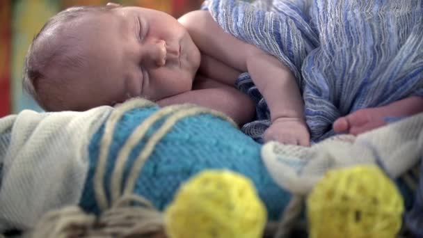 Schattige baby slaapt — Stockvideo