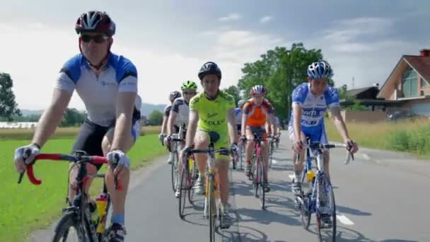 Grupo de ciclistas em excesso de velocidade na estrada rural — Vídeo de Stock