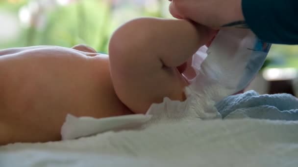 Mamma che cambia il pannolino del bambino — Video Stock