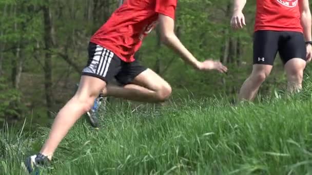 Hombre deslizándose mientras corre por la colina con impaciencia — Vídeo de stock