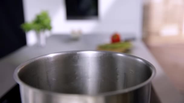 Mujer cocinando pasta — Vídeo de stock