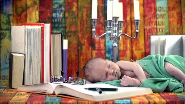 Noworodek śpi na książki — Wideo stockowe