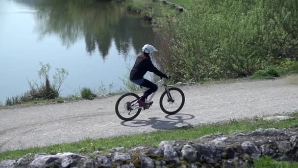 Treinamento de ciclista downhill — Vídeo de Stock