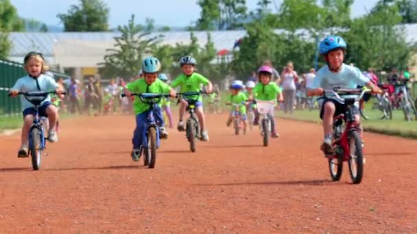 Fiets concurrentie voor kleine kinderen op de rails — Stockvideo