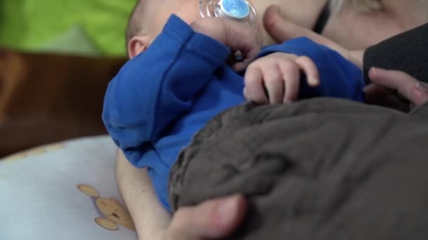 Madre que recibe a su hijo para la lactancia — Vídeos de Stock