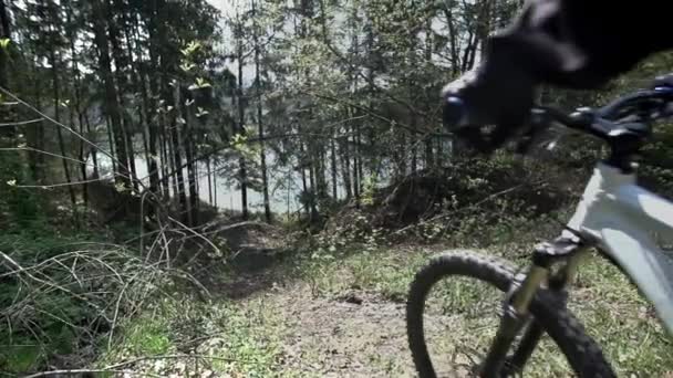 Piloto de downhill a iniciar uma corrida — Vídeo de Stock