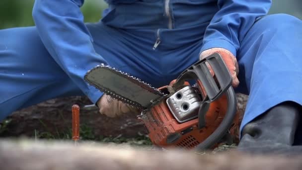 Fixing chainsaw in slow motion — Stock Video